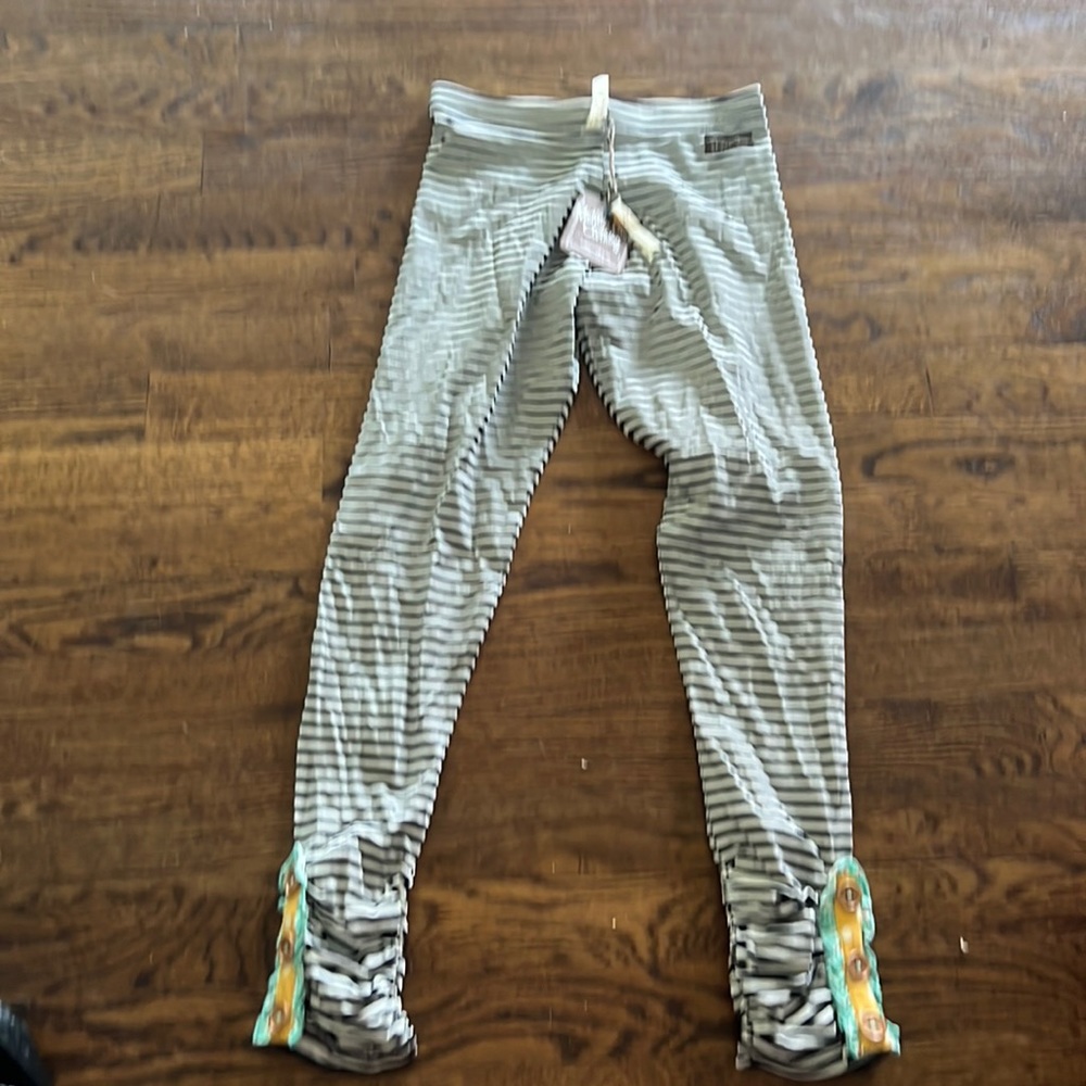 Matilda Jane Black and white stripe leggings w shirred at ankle  NWT